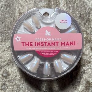 The Instant Mani Press-On Nails - Cream with Daisy